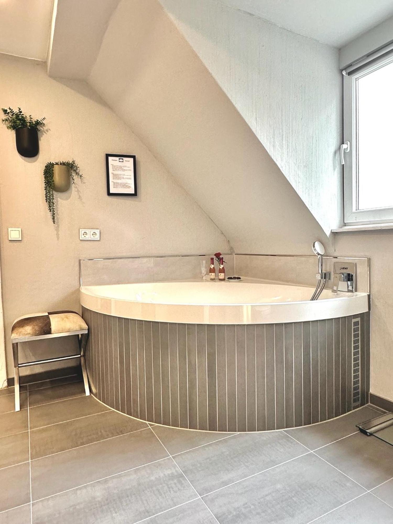 65Qm Luxus Apartment Mit Whirlpool Saarbruecken Uni Naehe Exterior photo